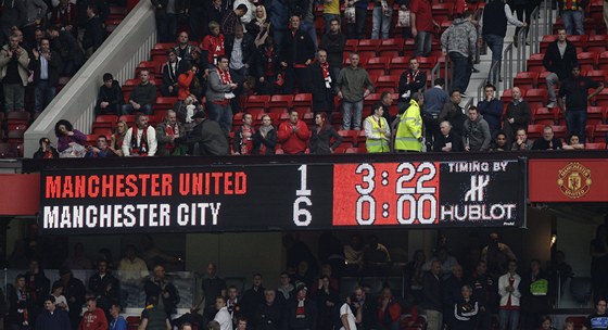 NEJHORÍ PORÁKA. Svtelná tabule íká jasn: Manchester United - Manchester...