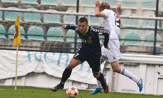 SOUBOJ U PRAPORKU. Jihlavský útoník Stanislav Tecl vede mí, v zádech má