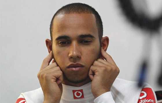 NIC NESLYÍM. Britský pilot Lewis Hamilton se soustedí ped prvním tréninkem