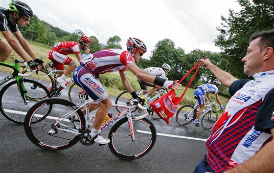 Ruský cyklista Alexandr Kolobnv bhem Tour de France pebírá taku s