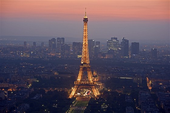 Dominanta Paíe s dominantním pozadím - Eiffelova v s paískými mrakodrapy