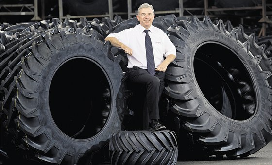 Mitas vyrábí pneumatiky na velké stroje (na snímku obchodní editel spolenosti