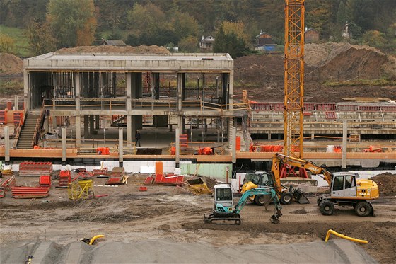 Stavba krytého plaveckého bazénu u karlovarské multifunkní haly KV Arena.