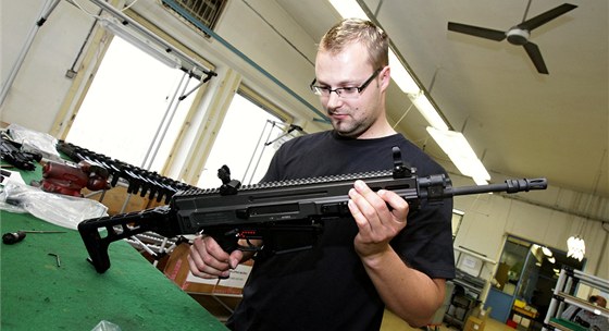 Montáž pušky CZ 805 Bren ve Zbrojovce Uherský Brod.