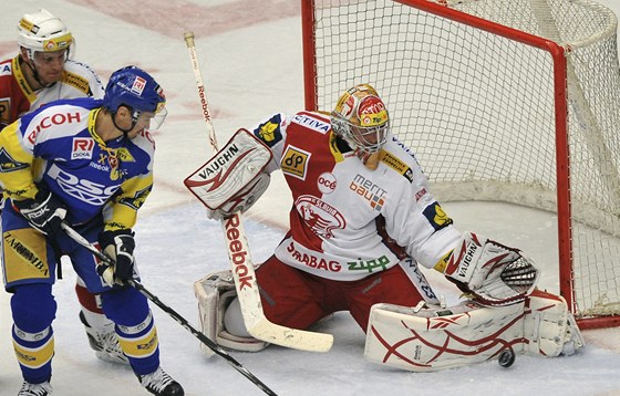 Jakub ulc (vlevo) ze Slavie a Petr ajánek (uprosted) ze Zlína ped brankou