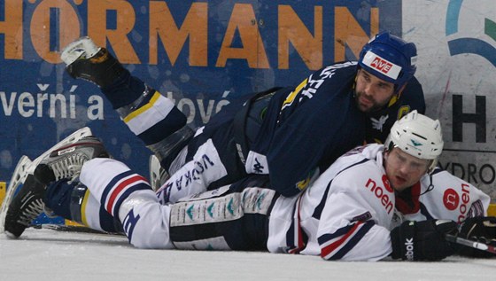 Momentka ze zápasu Ústí nad Labem - Chomutov. Práv tyto dva týmy drí dv nejvyí pozice v tabulce 1. hokejové ligy.