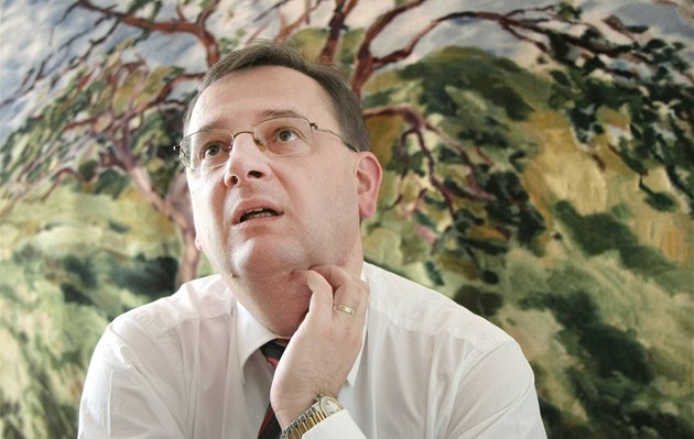 Tlaku odbor� premiér Petr Ne�as odmítá ustoupit. Vláda podle n�j trvá na sní�ení sumy ur�ené