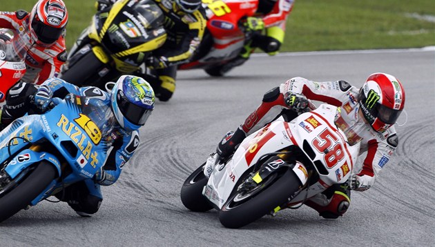 Marco Simoncelli (vpravo) zahynul p�i Velké cen� Malajsie.