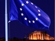 Vlajka Evropsk unie plpol nad chrmy Akropole v Atnch. Ilustran snmek