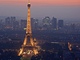 Dominanta Pae s dominantnm pozadm - Eiffelova v s paskmi mrakodrapy