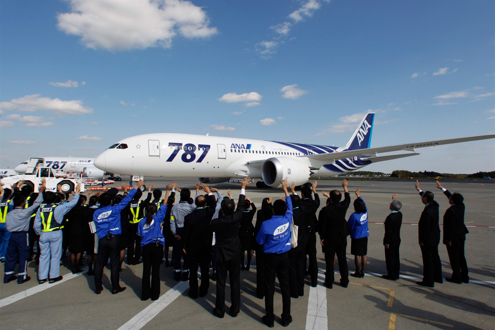 Dreamliner �eká na sv�j první komer�ní let na leti�ti v japonském m�st� Narita...