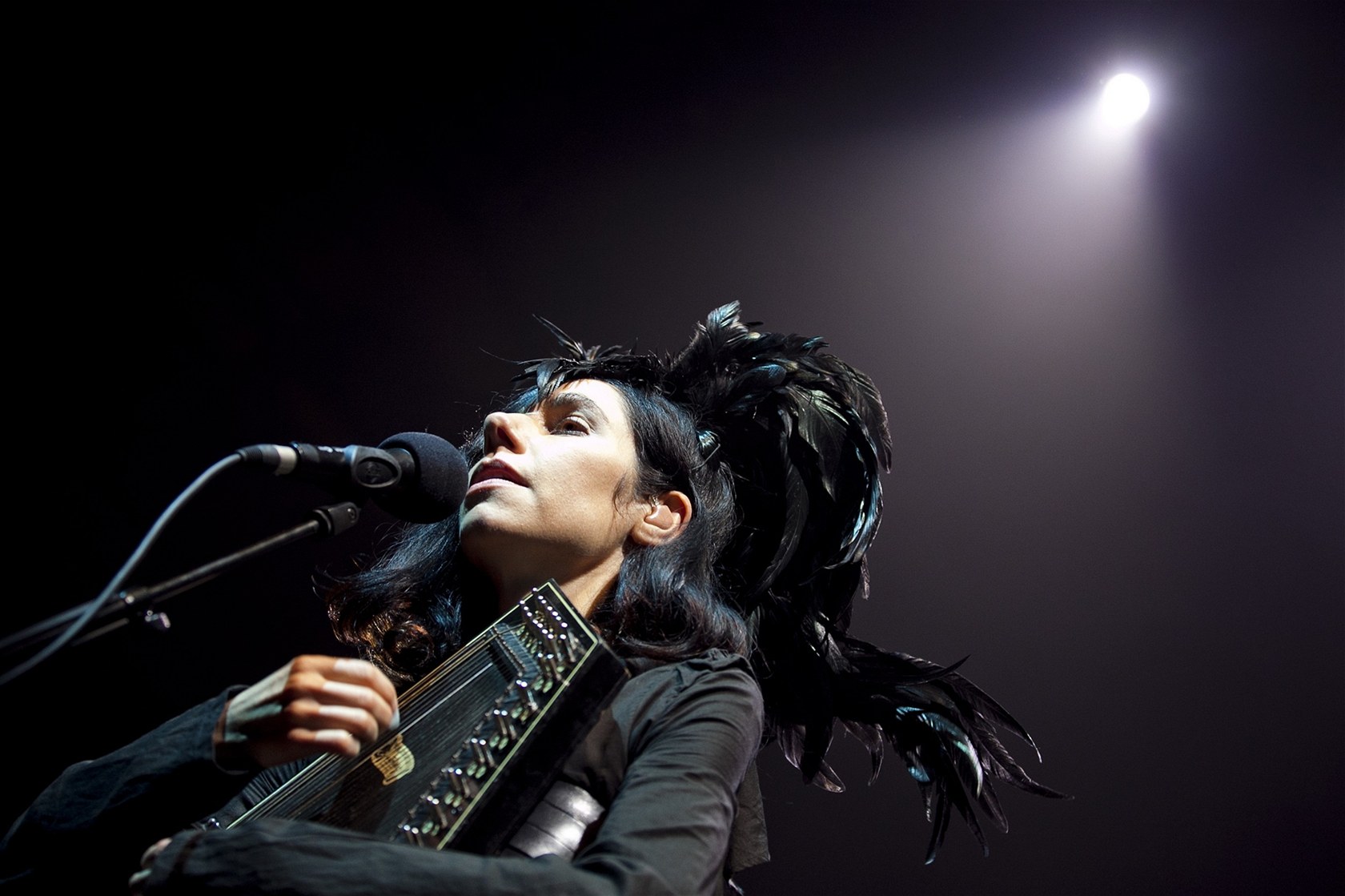 V roce 2011 vystoupila PJ Harvey se svým cen�ným albem Let Enland Shake u nás.
