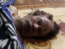 Kaddáfího mrtvola vystavená v mrazáku v obchodním centrem v Misurát (22. íjna...