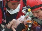 Turetí záchranái nali dva dny po zemtesení ivého kojence (25. íjna 2011)