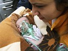 Záchranái spchají se zachránným kojencem do sanitky (25. íjna 2011)