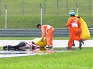 Marco Simoncelli leí na trati po neastné havárii ve Velké cen Malajsie.