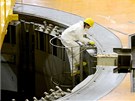 Pracovnk Jadern elektrrny Dukovany vystupuje ze srdce prvnho reaktoru,
