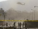 Helikoptéra odlétá z uzavené oblasti po výbuchu bomby v Kábulu