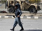 Afghántí vojáci hlídají místo výbuchu