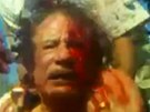 Plukovník Muammar Kaddáfí nkolik okamik ped smrtí (20. íjna 2011)