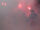 Na konci utkání zapálili fanouci Zbrojovky Brno svtlice, take kotel domácích