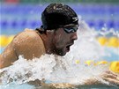 VZHRU ZA VÍTZSTVÍM. Michael Phelps míí opt pod vodu bhem svého vítzného