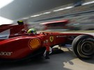 ROZMAZANÝ SVT. Brazilský pilot Felipe Massa vyjídí ve svém Ferrari z box.