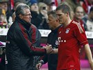JAK TI JE? Kou Bayernu Jupp Heynckes dkuje za výkon svému svenci Bastianu