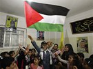 Wafa al-Bissov tm palestinskou vlajku ve svm dom po proputn z