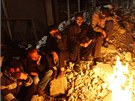 Obyvatelé tureckého msta Ercis sedí na troskách poté, co jejich msto zasáhlo