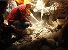 Záchranái hledají v troskách dom ve mst Ercis peiví. Východ Turecka