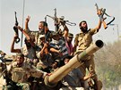 Libyjtí povstalci v Syrt se radují poté, co se dozvdli o dopadení a zabití