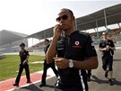 Lewis Hamilton pi prohlídce okruhu Velké ceny Indie. Pi prohlídce trati, na