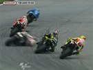 ROD� SE TRAG�DIE. Marco Simoncelli pokl�d� sv�j motocykl na asfalt. Bohu�el
