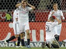 VELKÉ ZKLAMÁNÍ. Fotbalisté Bayernu Mnichov se drí za hlavu a padají do kolen.