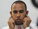 NIC NESLYÍM. Britský pilot Lewis Hamilton se soustedí ped prvním tréninkem