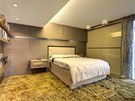 Vysoká postel spluje vekeré ergonomické nároky a lonice nabízí maximální