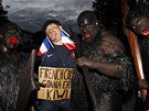 Francouzský fanouek si ped finále rygbyového ampionátu zapózoval s bojovn