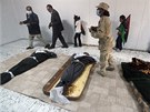 Libyjci si v chladicím boxu v Misurát prohlíejí tla Muammara Kaddáfího