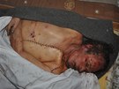 Libyjci museli s pohbem Kaddáfího spchat, protoe se jeho tlo zaalo