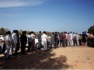Libyjci ekají v dlouhé ad do obchodního centra v Misurát, aby se mohli