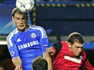 GL ZE STANDARDKY. Branislav Ivanovi z Chelsea (nahoe) usmruje centr ze