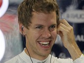 DOBR NLADA. Sebastian Vettel se usmv ped prvnm trninkem. U je jistm