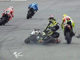 Marco Simoncelli se prv dostal pod motocykl Colina Edwardse. Vpravo se vyhb