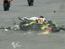 Marco Simoncelli (vlevo) se prv dostal pod motocykl Colina Edwardse. Vpravo