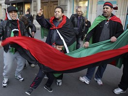 Ve Francii vyrazili do ulic libyjtí uprchlíci. S vlajkami a vítznými pokiky