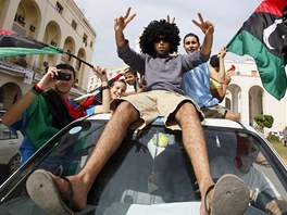 Mladí Libyjci vyrazili do tripolských ulic. S vlajkami a kikem slavili pád