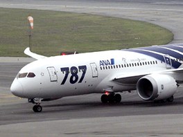 Boeing 787 znm tak jako Dreamliner po pistn na letiti v Hongkongu (26....