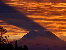 Mount Rainier se rýsuje na pozadí ohnivého nebe. Východ slunce promnil pohled...