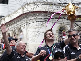 Novozélandský kapitán Richie McCaw si prohlíí pohár Webba Ellise pro ragbyové